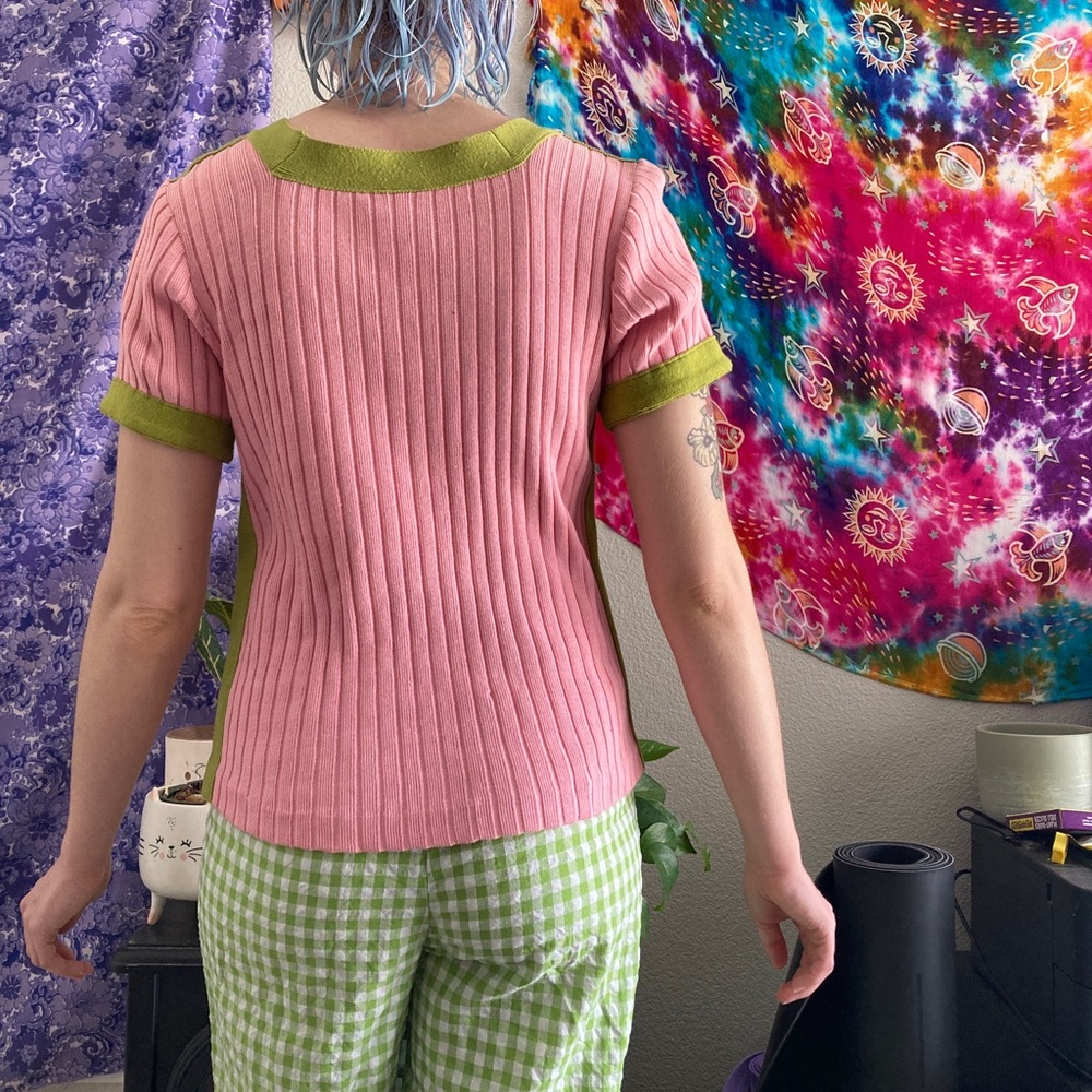 vintage 1960s pink and green ribbed short sleeve sweater top - Picture 3 of 7
